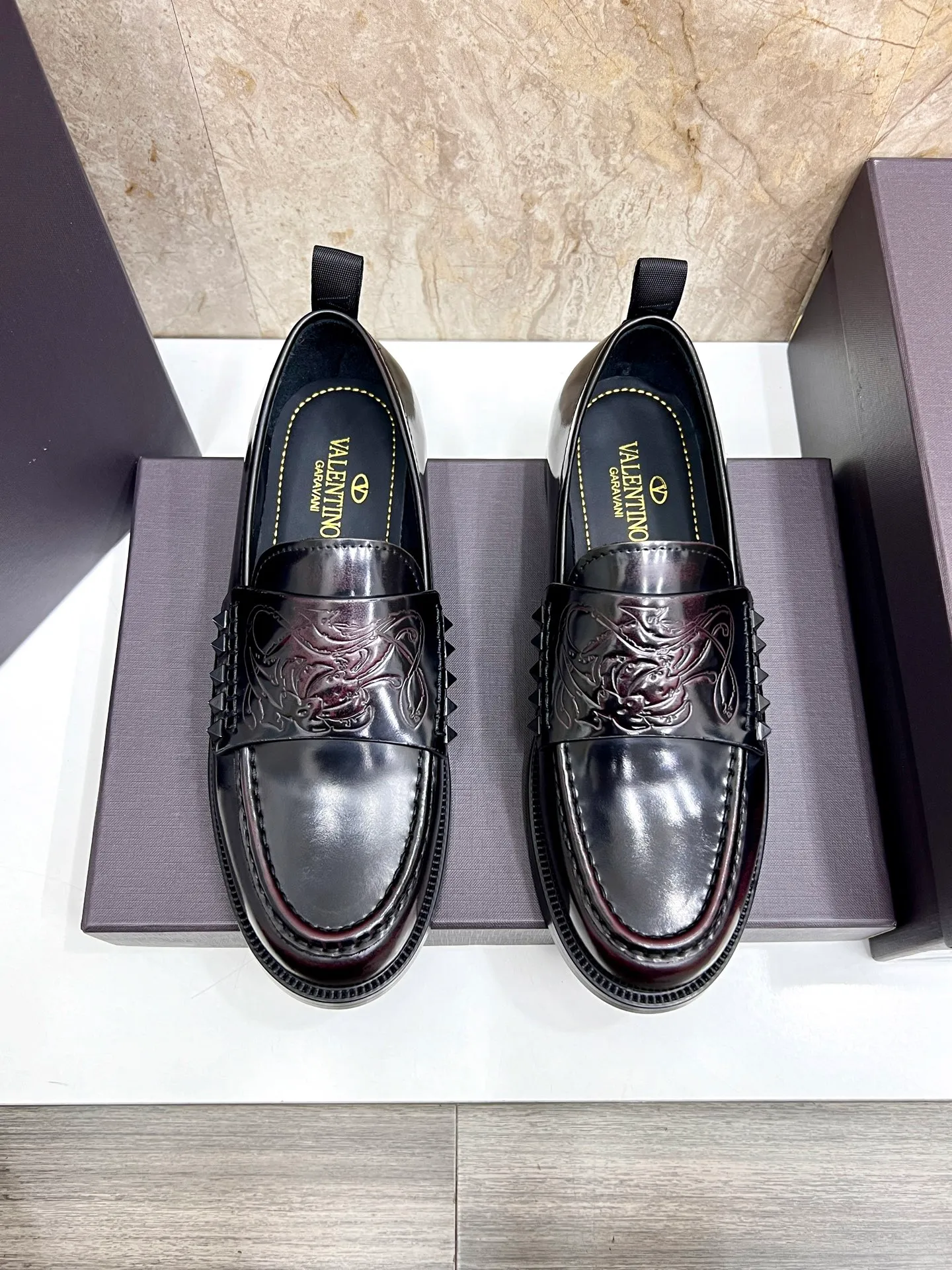 Men's men's shoes💰780 Valentino New men's V logo micro-label business casual loafers. These Derby loafers are made of imported cowhide leather. They are light in texture and cool in style. The uppers are decorated with brand logo buckles, showing off the big-name style! The lines reveal novel urban trends. The toe is round and full, and the rubber foam sole and triple protruding leather welt complement each other. It is extremely fashionable and charming, with dyed calfskin lining, genuine leather feet, and standard logo decoration. It is simple yet elegant. It has a classic European and American loose style and is extremely comfortable on the feet. Size: 39-44 (customized at 38.45.46)